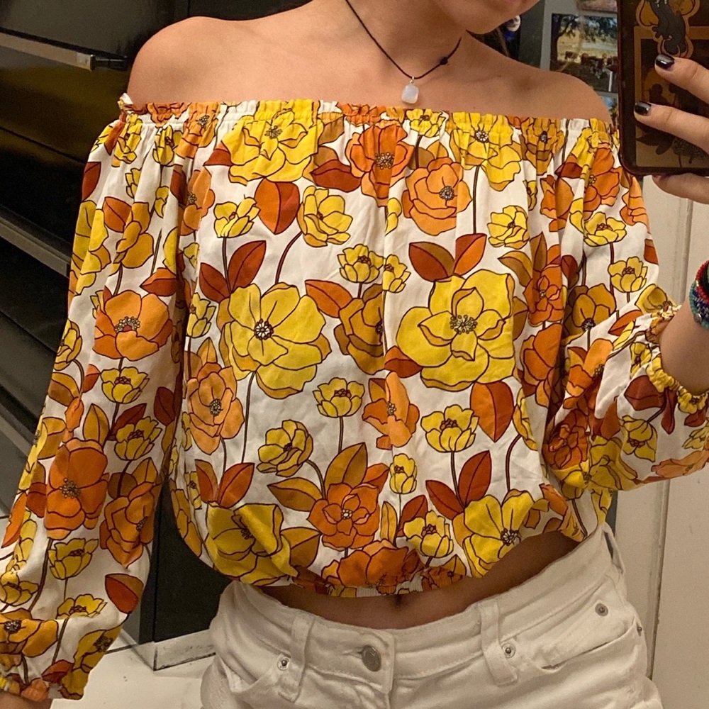 Cute floral orange and yellow flower shirt 🌼